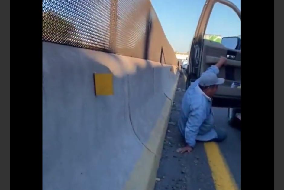 Conductores quedaron atrapados durante una balacera en Culiac&aacute;n debido a los incidentes que se producen en la ciudad. (Captura Video)