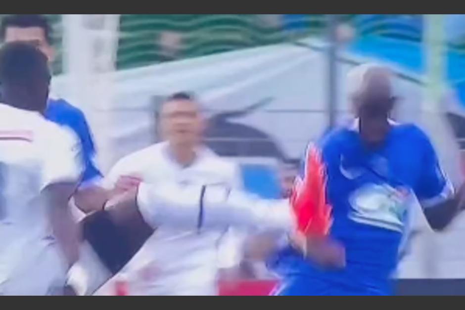 Un jugador del Hyeres está en reanimación tras una patada de Eric Bailly. (Foto: Captura de pantalla)&nbsp;