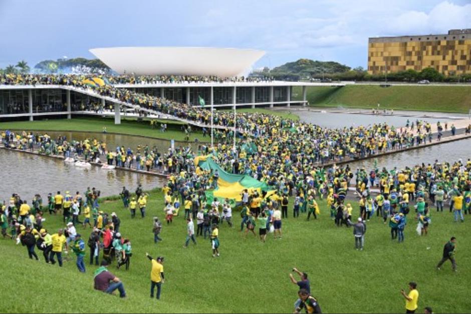 Cientos de simpatizantes del expresidente ultraderechista Jair Bolsonaro invadieron este domingo el Congreso, el Tribunal Supremo y el palacio presidencial de Planalto en Brasilia. (Foto: AFP)