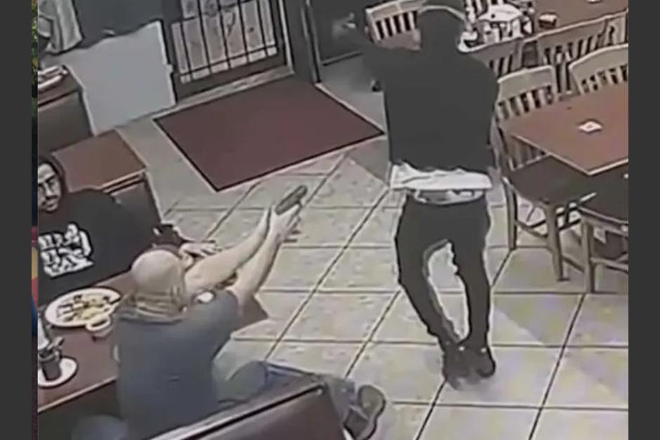 El ladrón fue asesinado por uno de los clientes en una taquería. (Foto: captura de pantalla)