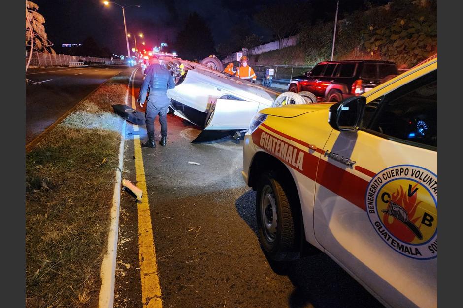 Usuarios de la ruta a El Salvador reportaron que observaron billetes tirados en cercan&iacute;as a donde un veh&iacute;culo volc&oacute;. (Foto: Bomberos Voluntarios)