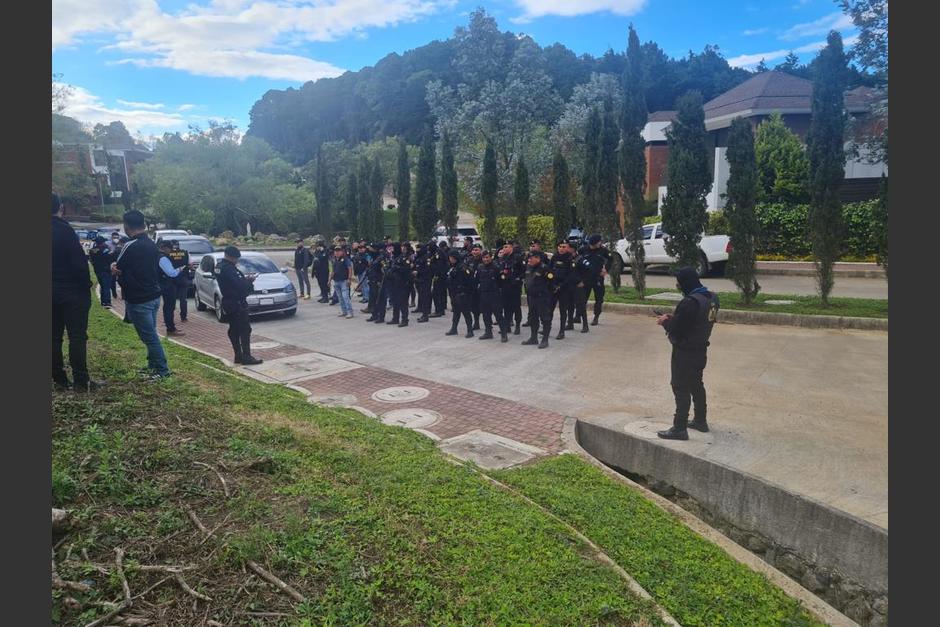 Un fuerte contingente policial llegó al condominio San Miguel Buena Vista las Joyas, en Santa Catarina Pinula, donde se reportó un hurto a una vivienda. (Foto: Redes sociales)