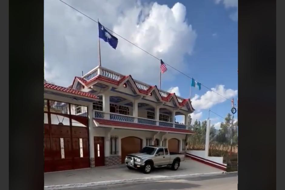La casa se ha construido con las remesas que ha enviado el originario de San Juan Ostulcalco a su familia. (Captura Video)