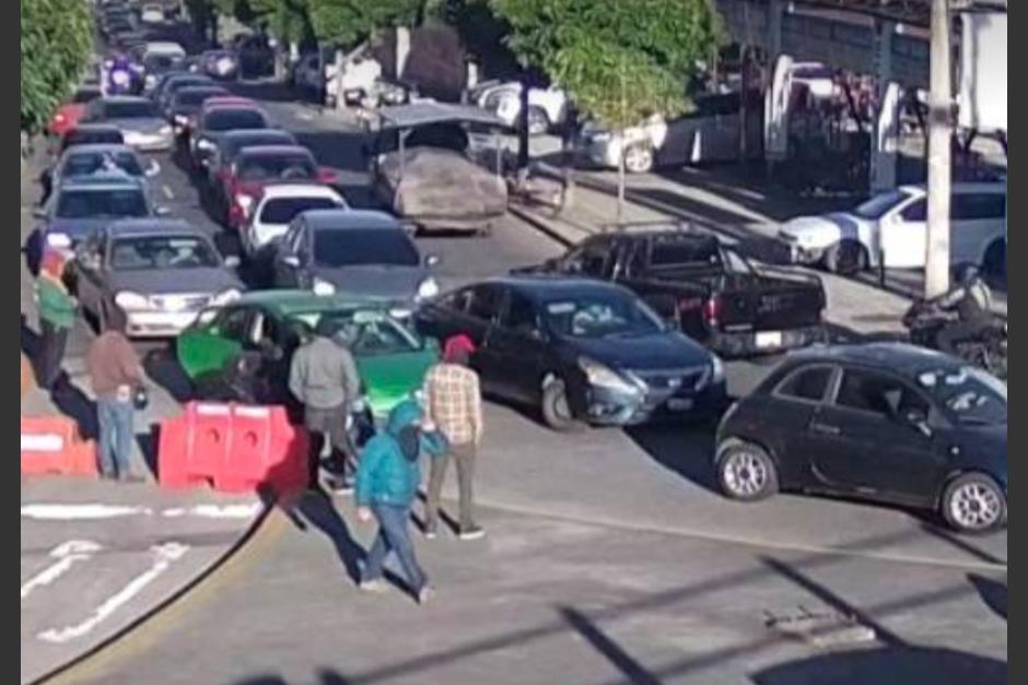 Un grupo de encapuchados mantiene bloquea la 11 avenida y 29 calle de la zona 12.&nbsp; (Foto: Am&iacute;lcar Montejo)&nbsp;