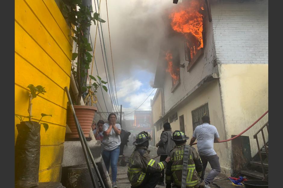 Bomberos Voluntarios y Municipales trabajan en el sector de La Terminal donde se registró el incendio. (Foto: Bomberos Voluntarios)&nbsp;