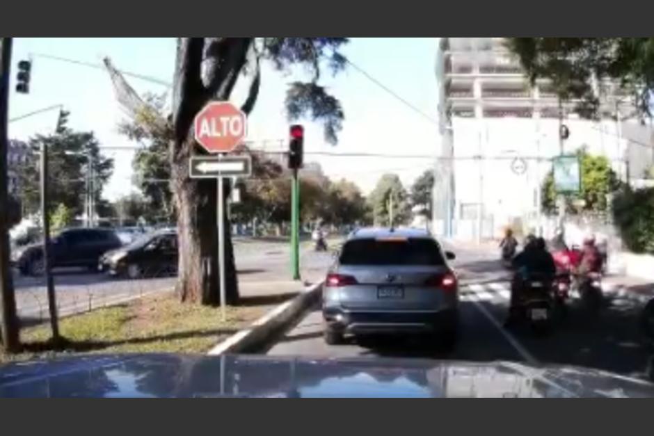 Motorista se cruza semáforo aún en rojo y es arrollado. (Foto: Captura de pantalla )
