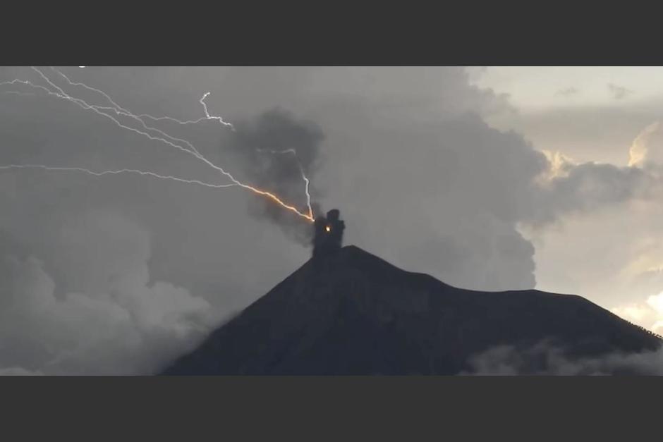 En video quedó captado el momento en que aparentemente salen rayos del cráter del volcán de fuego. (Foto: Captura de pantalla)