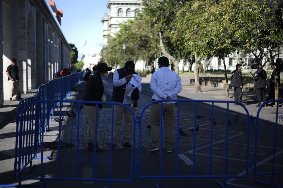El paso peatonal está restringido hacia el Palacio Nacional, el presidente Giammattei presentará su informe de Gobierno. (Foto: Wilder López /Soy502)