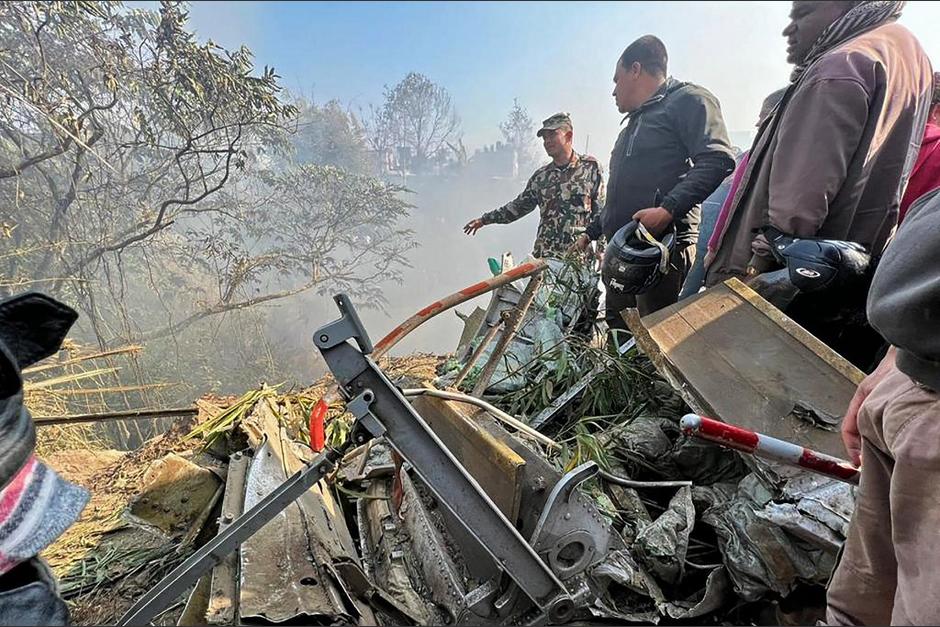 Un avión se estrelló en Nepal y dejó más de 60 personas fallecidas. (Foto: AFP)