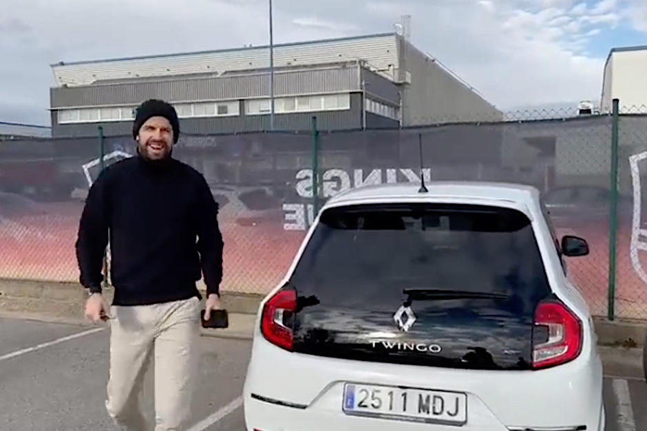 El ex futbolista llegó a la Kings League en el auto que se hizo viral por la canción de Shakira. (Foto: Oficial)