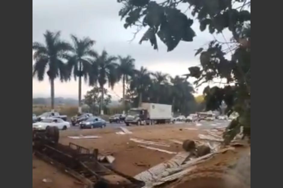 Un fuerte accidente de tr&aacute;nsito ocurri&oacute; en la autopista Pal&iacute;n-Escuintla este lunes 16 de enero. (Foto: Captura de video)