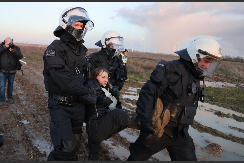 La activista sueca es llevaba por agentes policiales tras participar en una manifestación en Alemania. (Foto: AFP)