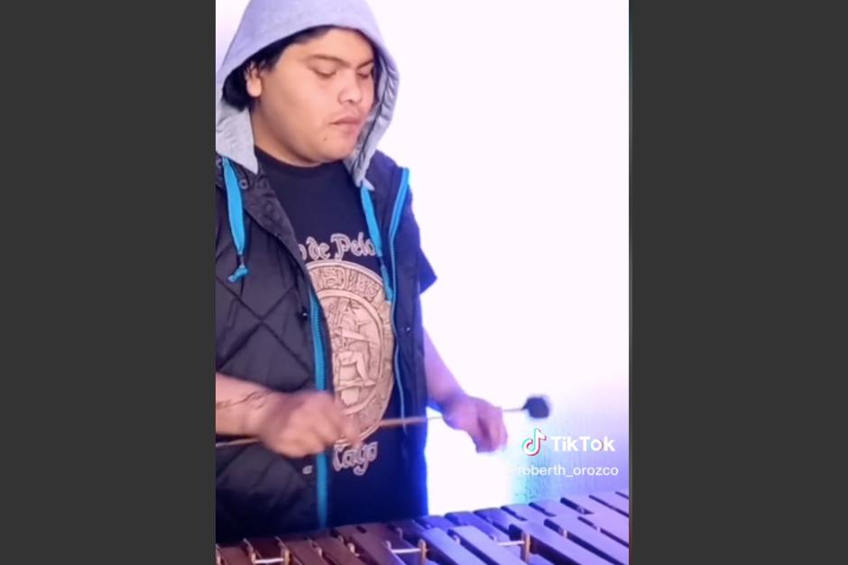 El guatemalteco Roberth Orozco sorprendió con su interpretación en marimba. (Foto: captura de video)