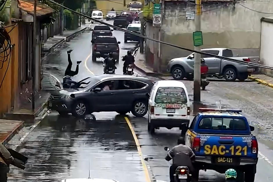 La municipalidad de la Antigua Guatemala compartió un video en el cual se observa una serie de accidentes de tránsito ocurridos en la ciudad colonial. (Foto: Captura de pantalla)