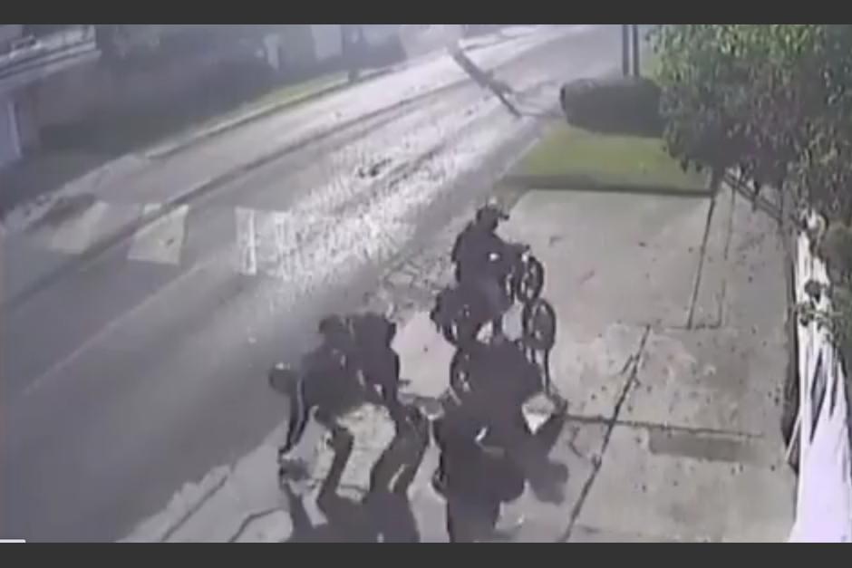 Un video muestra el dramático asalto hacia dos jóvenes universitarios. (Foto: captura de pantalla)&nbsp;