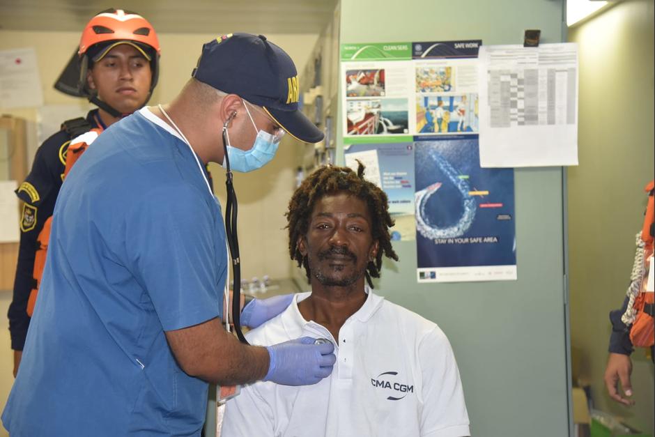 Un dominiqués se perdió casi un mes a bordo de un velero en el mar Caribe y sobrevivió comiendo kétchup antes de ser rescatado en aguas colombianas. (Foto: evtv.online)