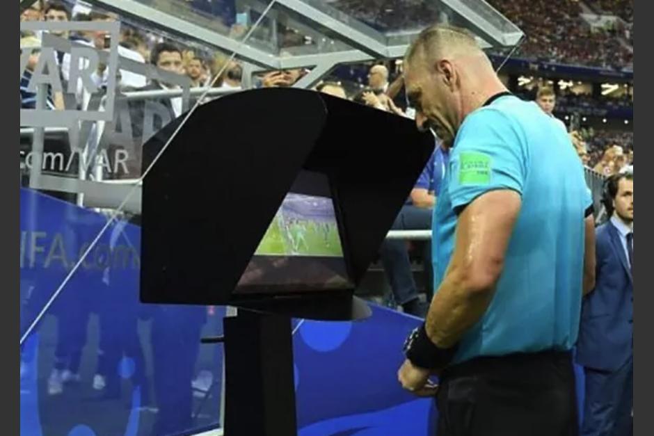 Los árbitros deberán explicar sus decisiones por micrófono después de ser revisadas en el VAR. (Foto: AFP)