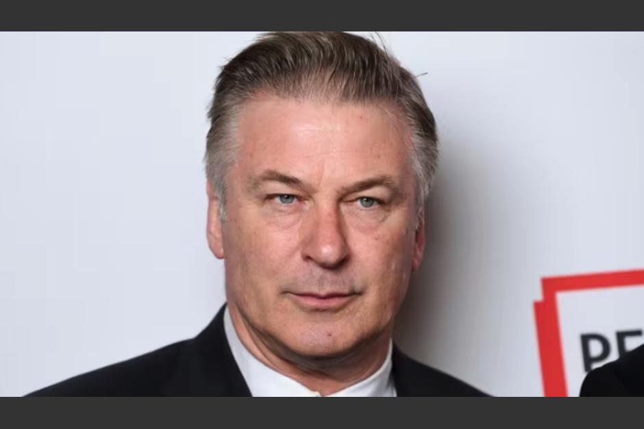 El actor Alec Baldwin ha sido acusado de homicidio involuntario tras disparar en pleno rodaje. (Foto: CBC)