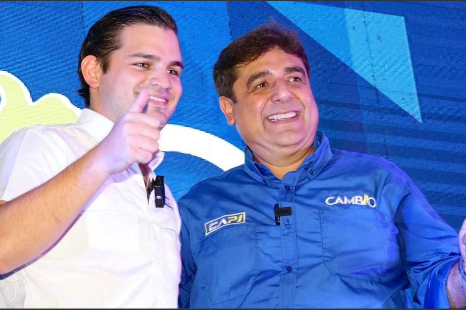 Jorge Baldiz&oacute;n junto a Carlos Pineda en la Asamblea Nacional del partido Cambio que se realiz&oacute; el 23 de agosto del a&ntilde;o reci&eacute;n pasado. (Foto: Facebook/Partido Cambio)