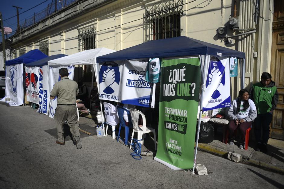 Varias carpas fueron instaladas frente al Registro de Ciudadanos del TSE para resguardar a simpatizantes de los partidos pol&iacute;ticos quieren inscribir a sus candidatos. (Foto: Wilder L&oacute;pez/Soy502)