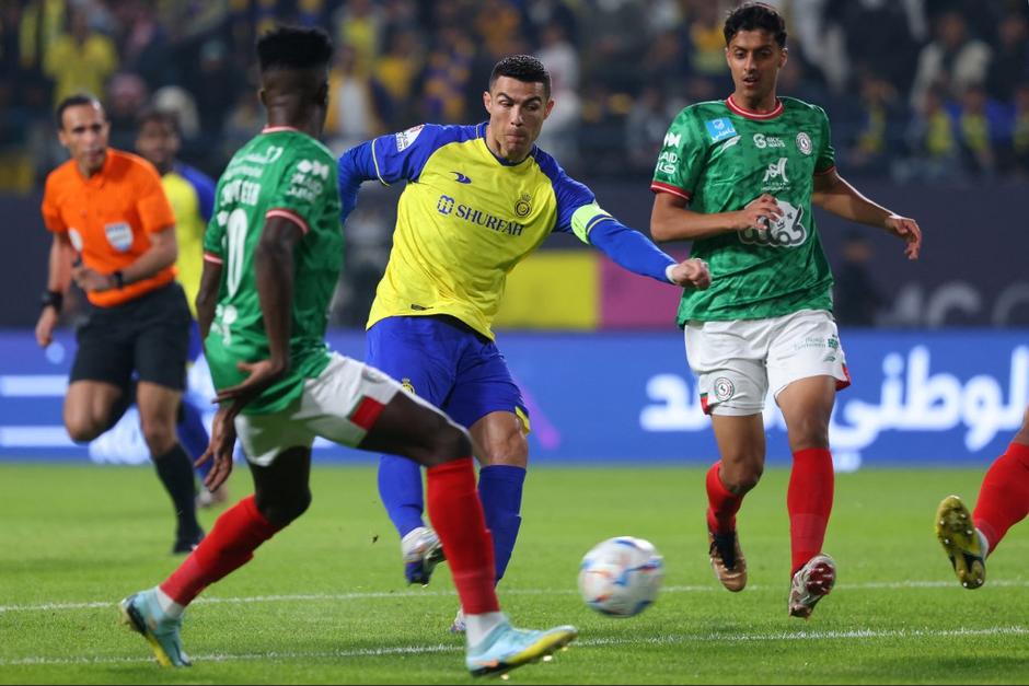 Con el rostro inflamado tras el partido amistoso con el PSG, CR7 debut&oacute; oficialmente con el Al-Nassr.&nbsp; (Foto: AFP)&nbsp;