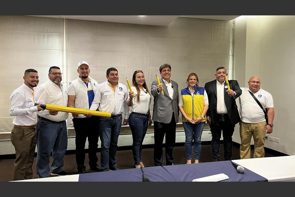 Carlos Pineda anuncia que se unir&aacute; a las filas del partido Prosperidad Ciudadana, despu&eacute;s de dejar la agrupaci&oacute;n Cambio. (Foto: Twitter/Carlos Pineda)