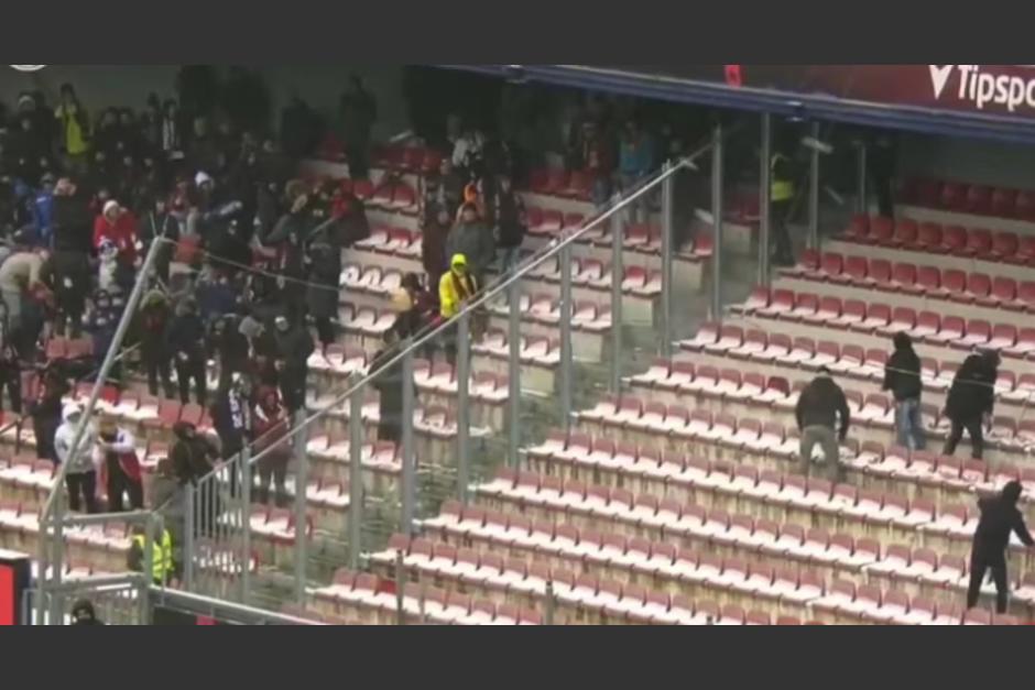 La ins&oacute;lita guerra de bolas de nieve que se desat&oacute; en las gradas durante un partido amistoso. (Foto: Captura de pantalla)