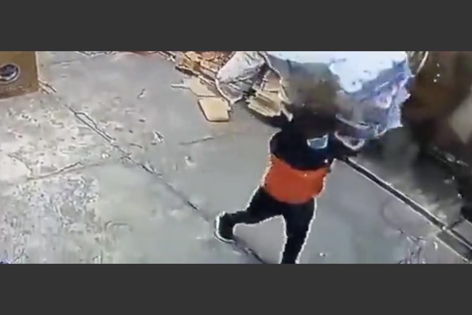 Captan a un hombre cometiendo robos en las afueras de las tiendas ubicadas en la zona 3 de Quetzaltenango. (Foto: Captura de video)
