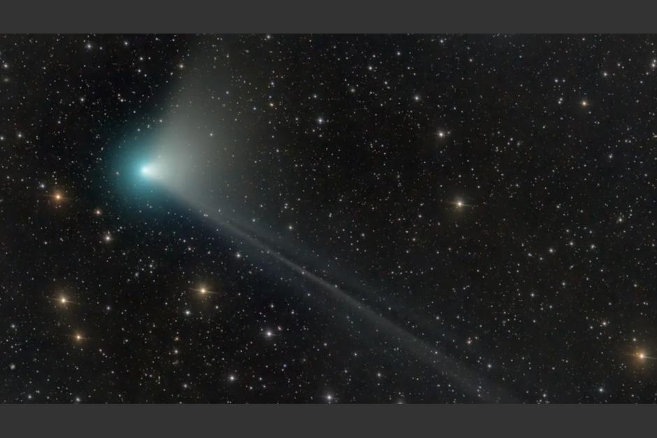 Un extraño cometa verde pasará muy cerca de la Tierra y será visible próximamente. (Foto: Twitter)