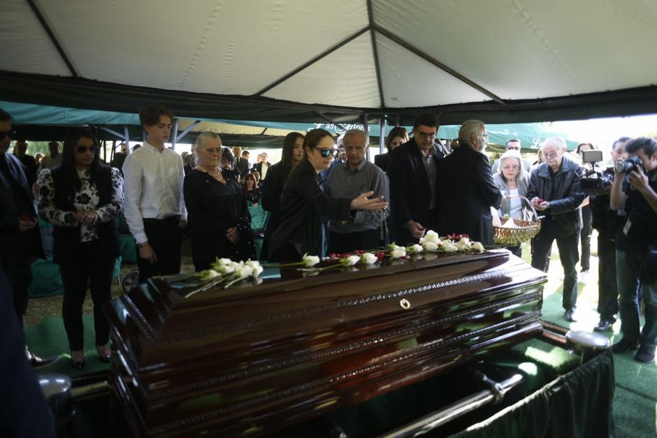 Le dan el último adiós al expresidente Álvaro Colom Caballeros. (Foto: Wilder López/Soy502)