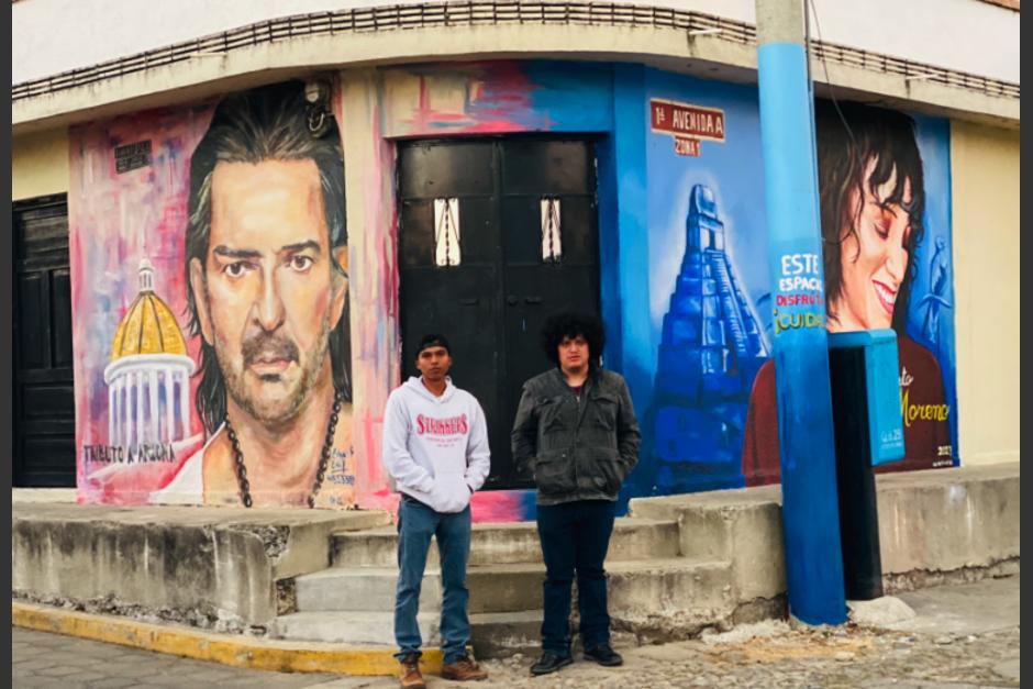 Dos pintores guatemaltecos pintaron un mural en honor a los cantantes Ricardo Arjona y Gaby Moreno. (Foto: AGN)