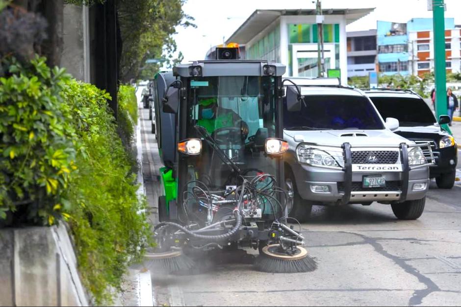 Las m&aacute;quinas hacen m&aacute;s eficiente la tarea de mantener limpias las v&iacute;as de la ciudad. (Foto: Muni Guate)