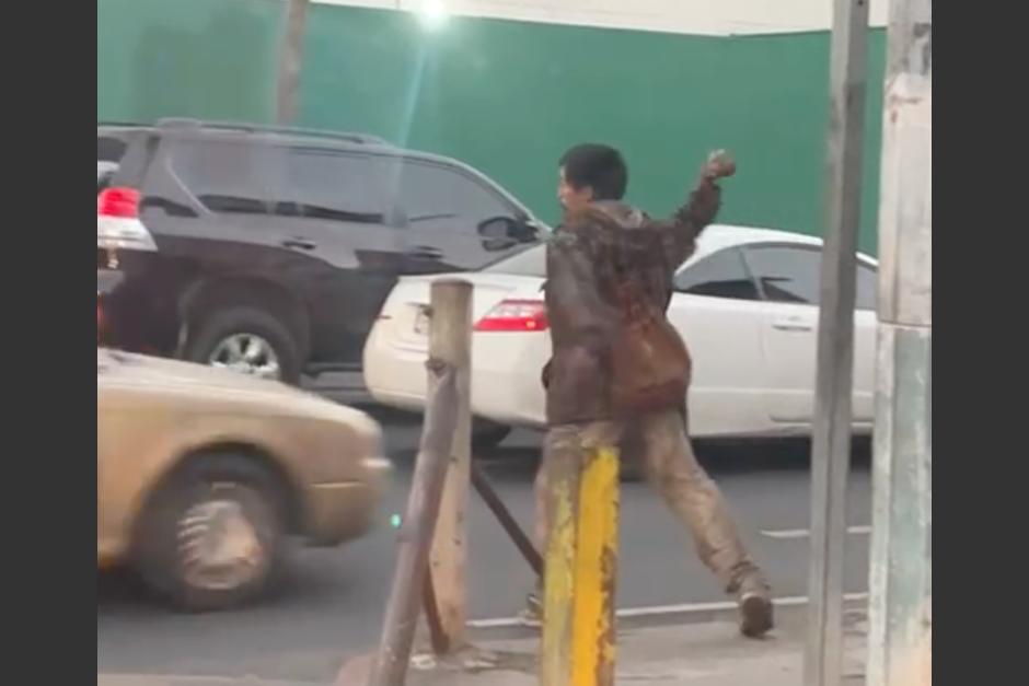 El hombre que fue captado lanzando piedras a los carros ya había sido visto por las autoridades con anterioridad. (Foto: captura de video)