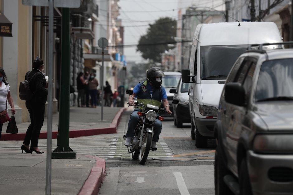 Las autoridades han colocado se&ntilde;alizaci&oacute;n y bordillos especiales para delimitar las ciclov&iacute;as&nbsp; en algunas calles. (Foto: Archivo/Soy502)&nbsp;