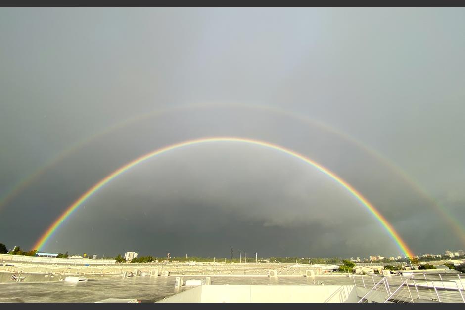La postal ha dejado sorprendidos a quienes se desplazan en su regreso a casa por las calles de la ciudad. (Foto: Fredy Hern&aacute;ndez/Soy502)