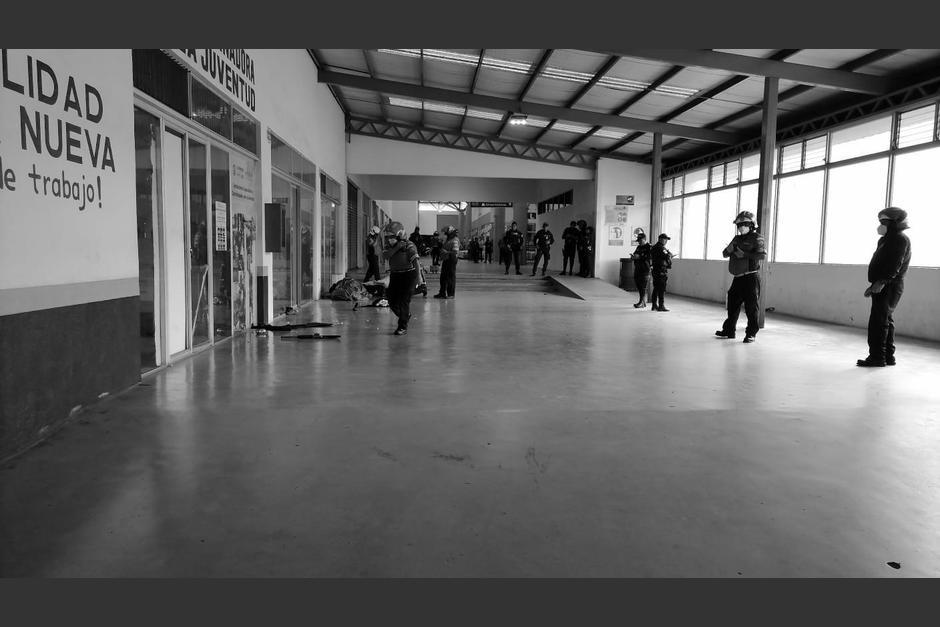 Los guardias de seguridad privada que habr&iacute;an sido atacados para cometer un robo en una plaza comercial ubicada en Centra Sur. (Foto: PMT de Villa Nueva)