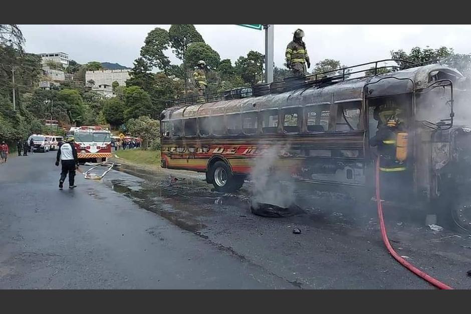 Pobladores incendian autobús que atropelló a una motorista quién perdió la vida. (Foto: Redes sociales)