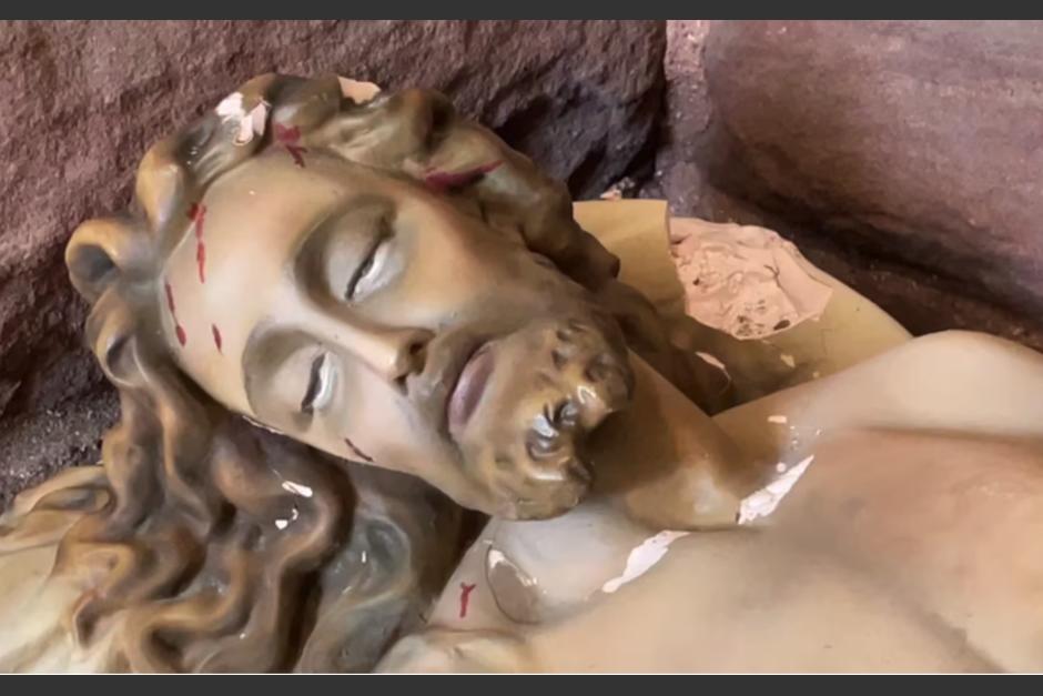 La imagen quedó con severos daños tras el ataque de la mujer. (Foto: Valley News)