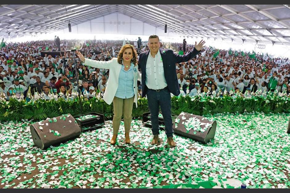 Sandra Torres y Romeo Guerra fueron electos en Asamblea Nacional de la UNE como candidatos a la presidencia y vicepresidencia, respectivamente. (Foto: Twitter/Sandra Torres)