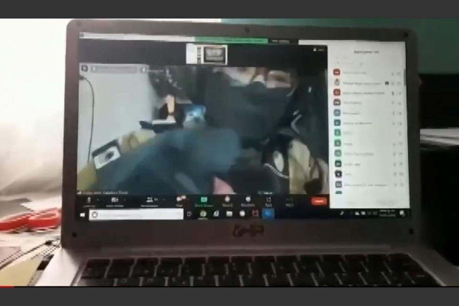 El infiltrado lanz&oacute; una serie de amenazas hacia los estudiantes y varios maestros. (Captura Video)