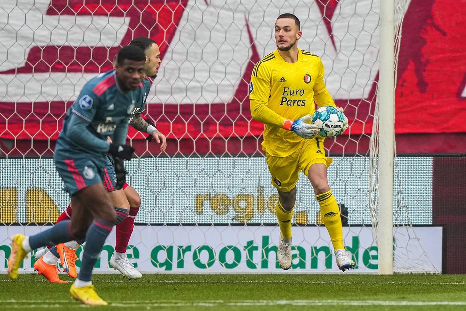 Justin&nbsp;Bijlow tuvo que utilizar el recurso para evitar que le anotaran a porter&iacute;a vac&iacute;a. (Foto:&nbsp;Feyenoord Rotterdam)&nbsp;