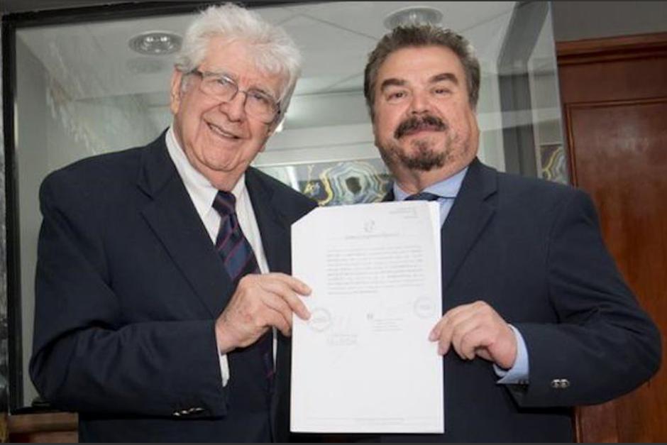 Rafael Espada y Arturo Herrador mostrando la autorización de la inscripción del TSE. (Foto: Twitter/Rafael Esapada)