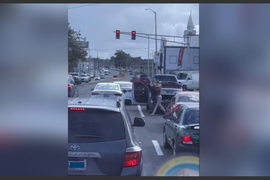 Las mujeres protagonizaron una pelea en pleno tránsito. (Foto: captura de pantalla)