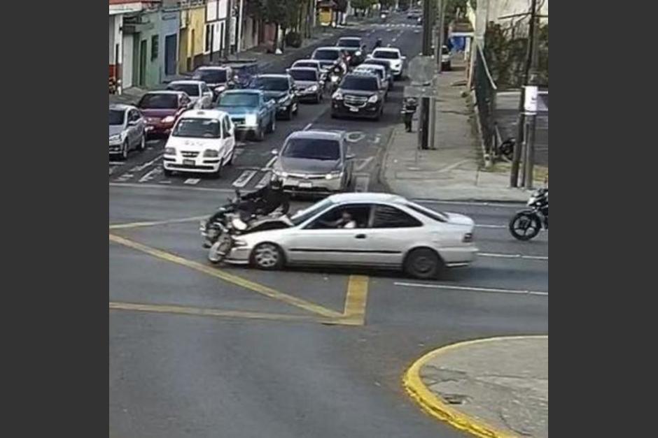 El automovilista no obedeció la señal y provocó la colisión. (Foto: Amilcar Montejo)