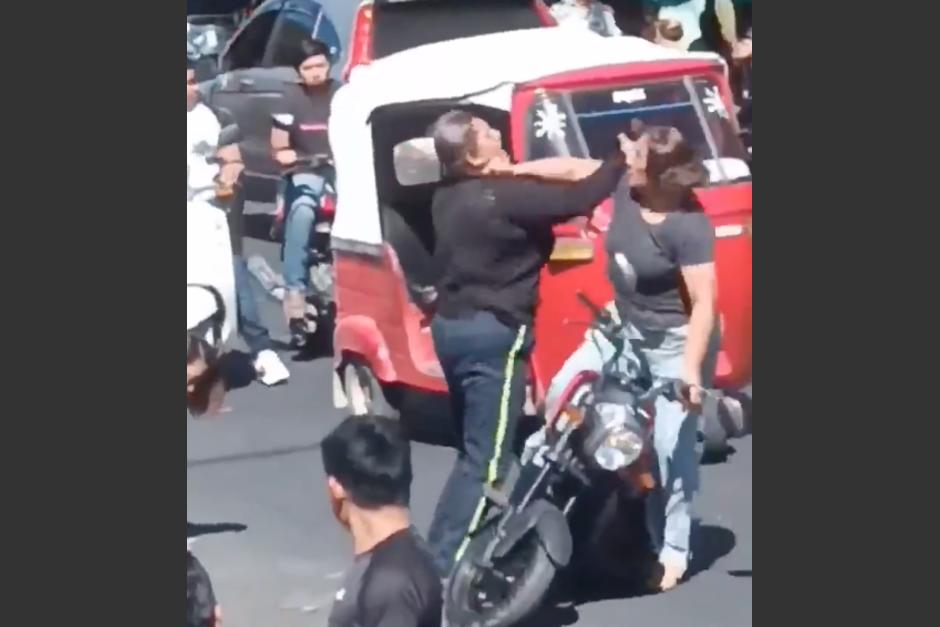 Una agente de la PMT de Jalpatagua se fue a los golpes con la conductora de una motocicleta en medio de la calle. (Foto: captura de video)