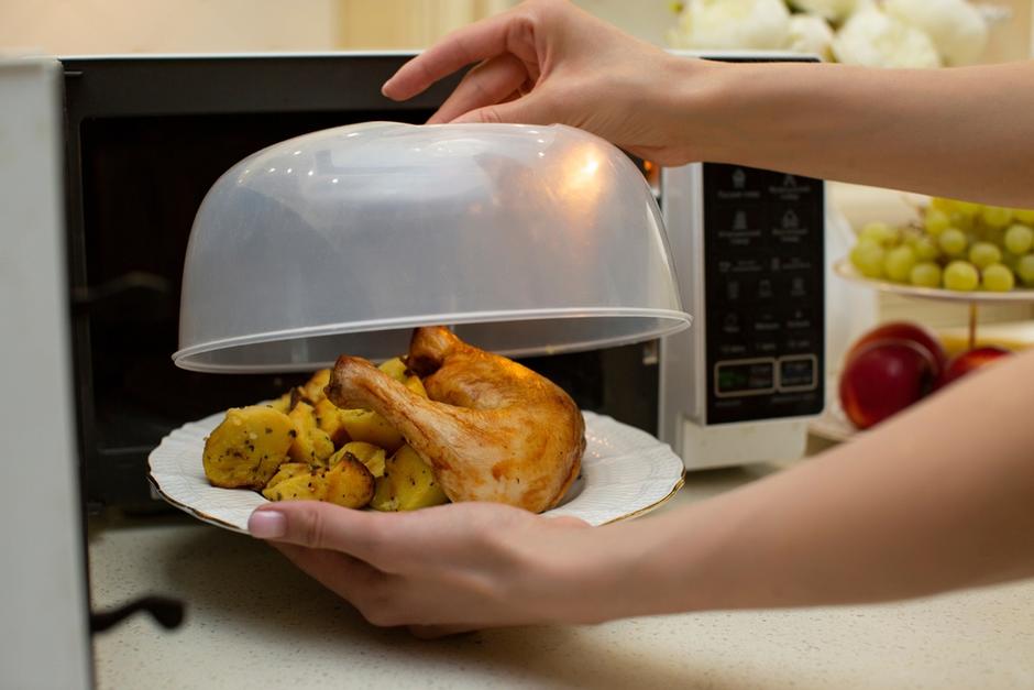 esta es la lista de alimentos que no debes calentar en el microondas. (Foto: Shutterstock)