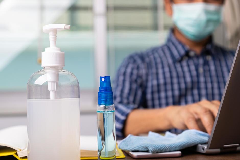 Por la pandemia del Covid-19 se establecieron medidas sanitarias especiales en lugares de trabajo. Este 1 de febrero de 2023, las medidas fueron eliminadas. (Foto: Shutterstock)
