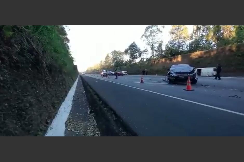 Dos vehículos chocaron en la autopista Palín-Escuintla dejando siete personas heridas. (Foto: Provial)