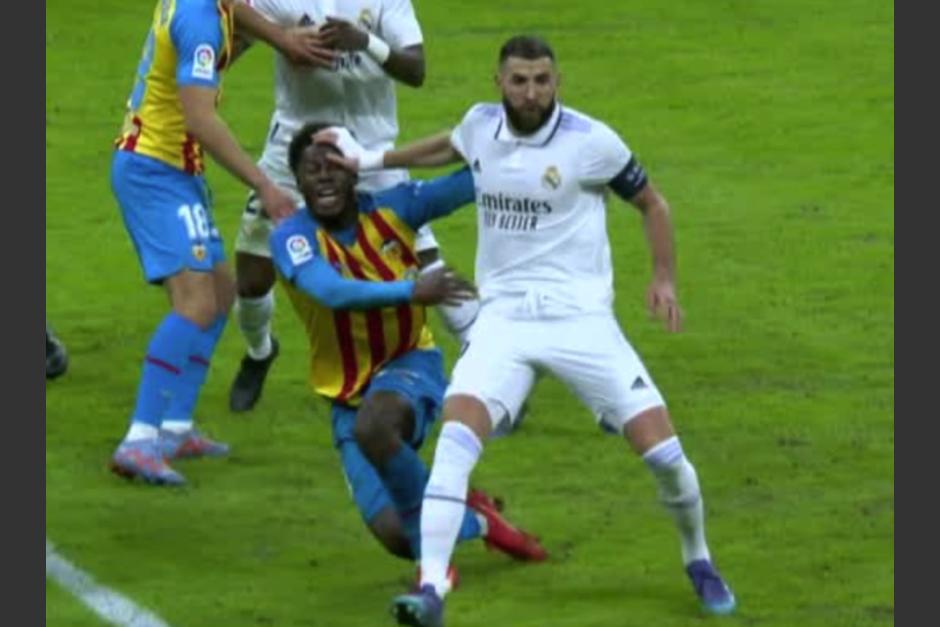 Benzema golpeó a Musah en el área lo que anuló la primer anotación. (Foto: Captura de pantalla)