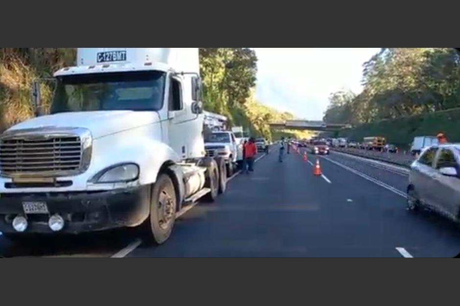 Un accidente se registró en la madrugada en la autopista Palín-Escuintla, sin embargo conductores en los carriles contrarios chocaron por observar el primer incidente. (Foto: Provial)&nbsp;